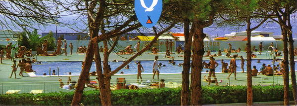 Imagen de la piscina grande del camping Albatros de Gav&agrave; Mar situada donde actualmente est&aacute; el paseo mar&iacute;timo de Central Mar (1984)